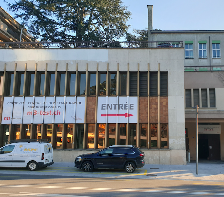 Les centres de dépistage sont maintenant construits pour durer, même s'il sont hébergés dans des lieux éphémères comme ce centre à la gare de Genève Eaux Vives